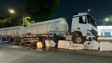 Caminh&atilde;o-tanque destr&oacute;i barreira de concreto na subida de viaduto da BR-364