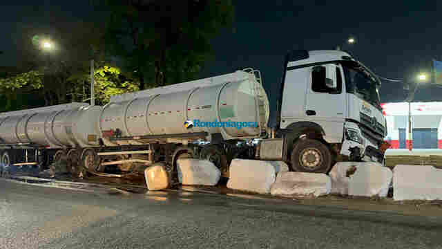 Caminh&atilde;o-tanque destr&oacute;i barreira de concreto na subida de viaduto da BR-364