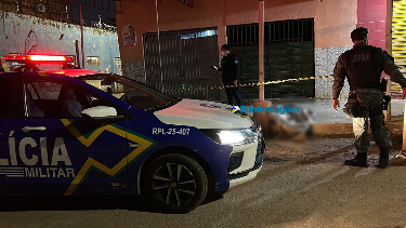 Criminosos em moto executam homem a tiros no Cai N'&Aacute;gua