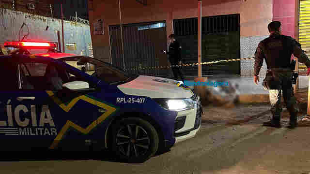 Criminosos em moto executam homem a tiros no Cai N'&Aacute;gua