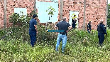 Corpo de homem carbonizado e com m&atilde;os amarradas &eacute; encontrado na zona Leste de Porto Velho