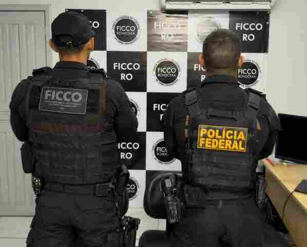 Opera&ccedil;&atilde;o encontra arsenal, drogas e dinheiro em im&oacute;vel investigado por tr&aacute;fico na capital