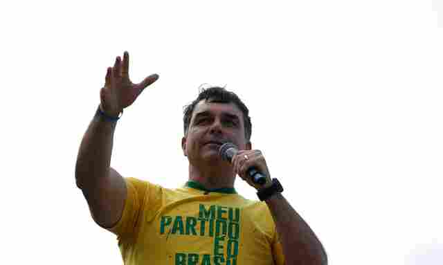Aliado de Trump diz que Fl&aacute;vio Bolsonaro chegou aos EUA