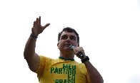 Aliado de Trump diz que Fl&aacute;vio Bolsonaro chegou aos EUA