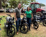 Deputado Dr. Lu&iacute;s do Hospital entrega trator e 15 motocicletas em Itapu&atilde; do Oeste